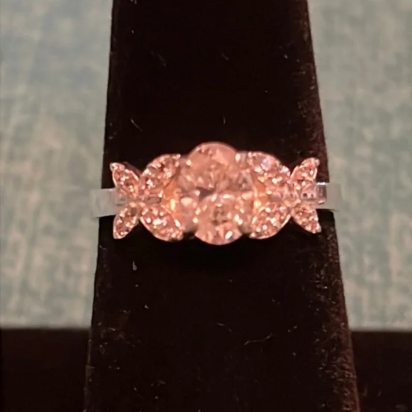 1ct moissanite ring. - Picture 1 of 7